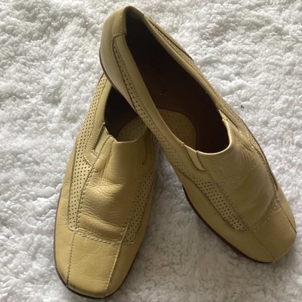 GUC..Tan Loafers Leather Size 8